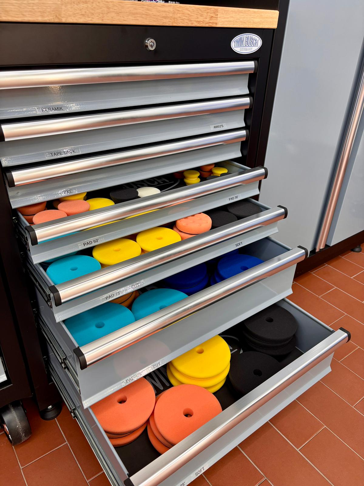 Hochwertiges Equipment für eine schonende Pflege hochwertiger Fahrzeuge