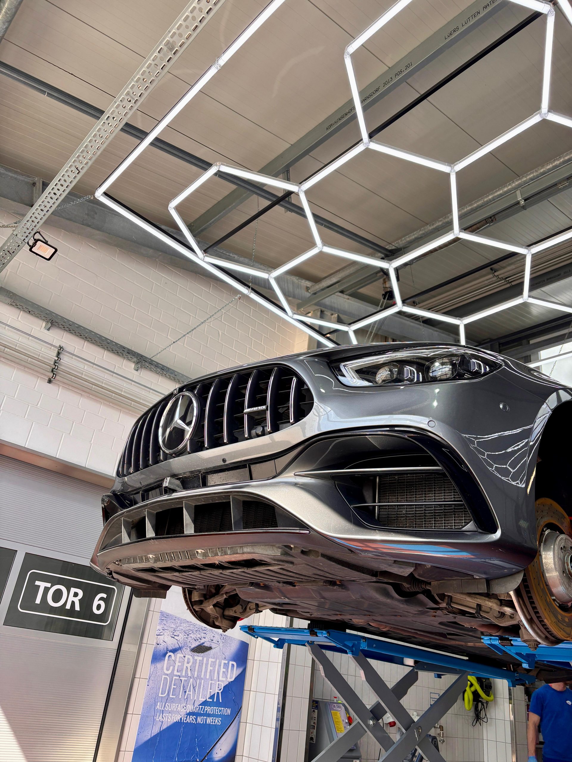 Luxuswagen auf Hebebühne in Detailing-Werkstatt