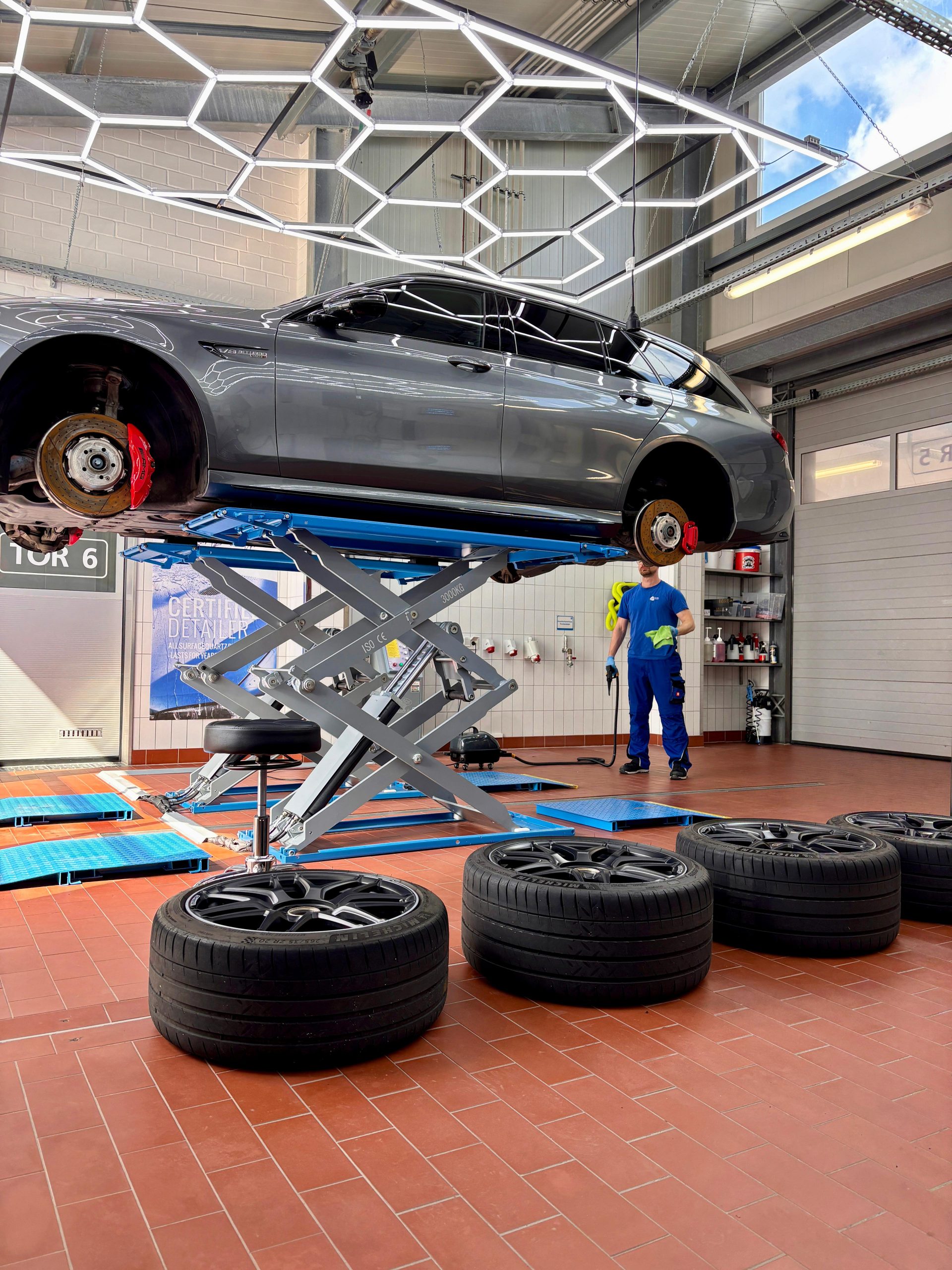 Zwei polierte Motorräder in der Werkstatt