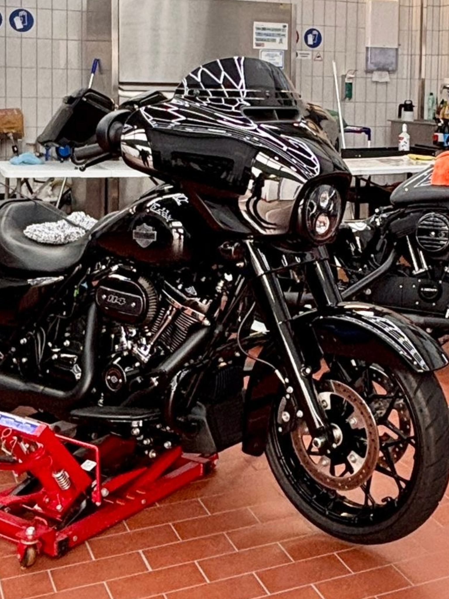 POLIERTES MOTORRAD auf Bühne in Werkstatt