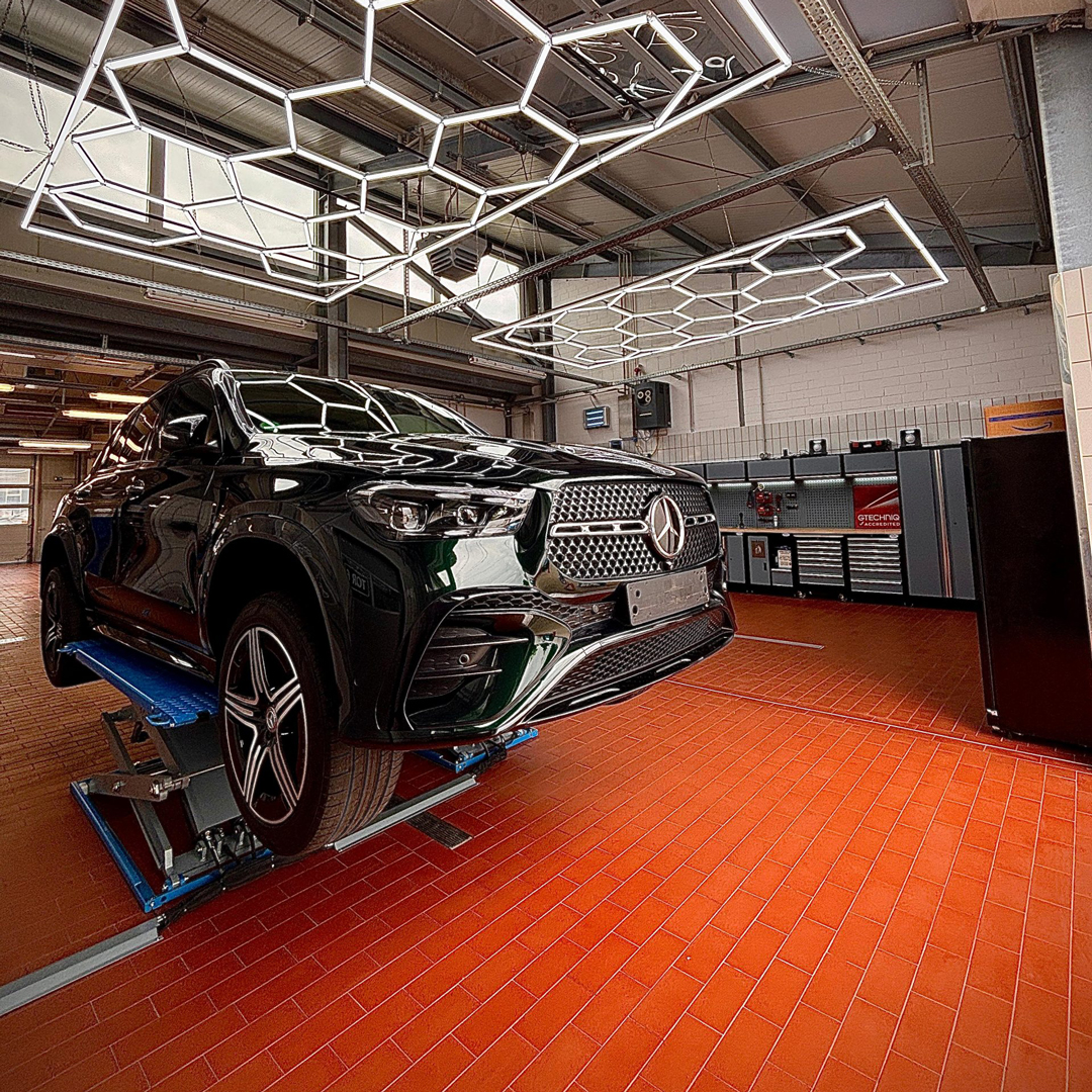 Pflege eines luxuriösen SUV in der Werkstatt